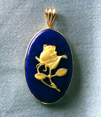 Rose Pendant Gold on Lapis